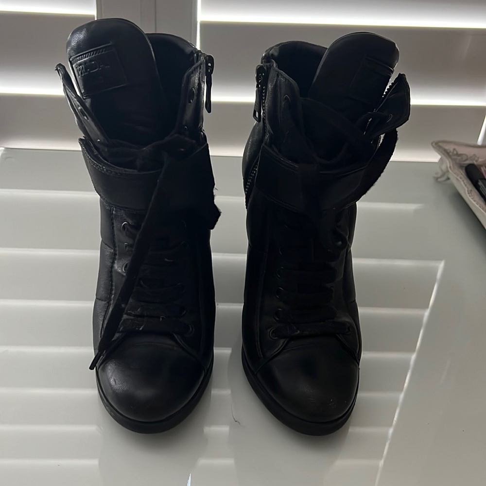 Gently used, minor scratches on the front of the boot (as pictured).